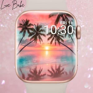 Peut inclure: Une montre connectée avec un bracelet de couleur claire et un boîtier en or rose. L'écran affiche une horloge numérique indiquant 10:30 et la date FRI 11 sur un paysage de coucher de soleil tropical avec des palmiers et un océan calme.
