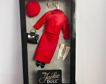 Muñeca Jackie de Franklin Mint, traje rojo de la Policía Montada Canadiense, accesorios, certificado de autenticidad.