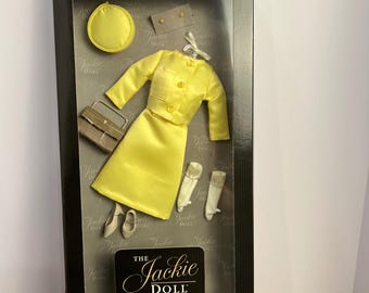 Conjunto de traje y accesorios para la muñeca Jackie Vive Jacqui de Franklin Mint, color amarillo.
