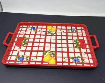 Bandeja para servir Temptations Spring Red a cuadros con frutas en relieve y mango de cerámica