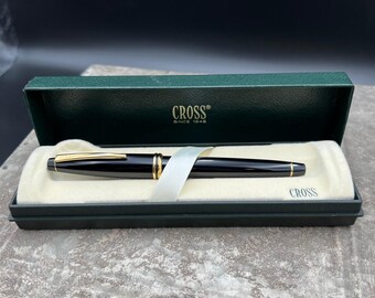 Bolígrafo Cross Radiance Selectip negro con detalles dorados, incluye estuche y recambio de 0,7 mm.