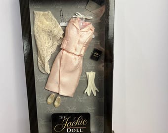 Accesorios para la muñeca Jackie de Franklin Mint: Visita a Roma y al Vaticano, traje rosa.