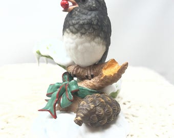 Jardín de aves Snowbird de Lenox, Navidad, vacaciones, COA, cabaña, hada, floral, piña