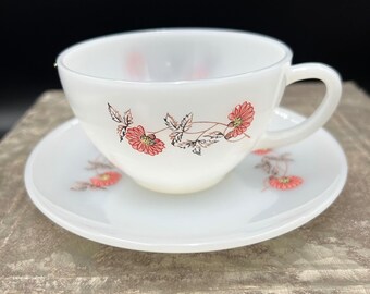 Juego vintage de taza y platillo de vidrio opalino Fire-King con diseño floral rosa y estampado Fleurette.