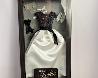 Conjunto de vestido de noche y zapatos blancos y negros de The Jackie Doll Accessories