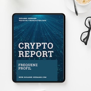May include: A tablet showing a "CRYPTO REPORT" with "FREQUENZ PROFIL" and "WWW.SUSANNE-SEEMANN.COM" on a blue backdrop. It rests on a white surface, alongside a coffee cup, glasses, a pen, and a small plant.