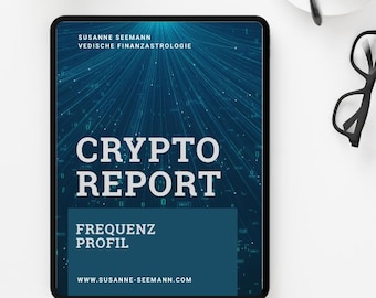 Pode incluir: Um tablet exibe um "CRYPTO REPORT" com o texto "FREQUENZ PROFIL" e "WWW.SUSANNE-SEEMANN.COM" em um fundo azul. Está sobre uma superfície branca, com uma xícara de café, óculos, uma caneta e uma pequena planta.