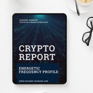 Könnte beinhalten: Ein schwarzes Tablet zeigt einen "CRYPTO REPORT" mit dem Text "ENERGETIC FREQUENCY PROFILE". Der Hintergrund hat ein blaues digitales Design. Das Tablet liegt auf einer weißen Oberfläche mit einer Kaffeetasse, einer Brille, einem Stift und einer Pflanze.