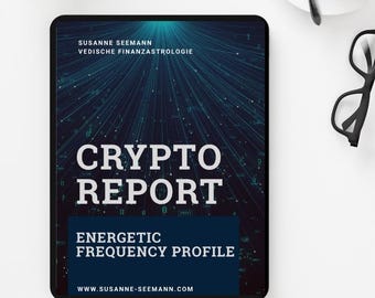Pode incluir: Um tablet preto exibe "CRYPTO REPORT" com o texto "ENERGETIC FREQUENCY PROFILE". O fundo tem um design digital azul. O tablet está em uma superfície branca com uma xícara de café, óculos, uma caneta e uma planta.
