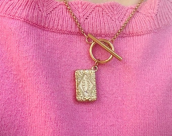 Collar con colgante de crema pastelera - Joyería de galletas británicas bañada en oro de 18 quilates