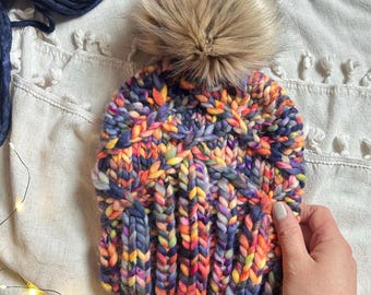 Blaue Strickmütze Handgefertigte Damenmütze mit Kunstfellbommel [Slouchy Style]