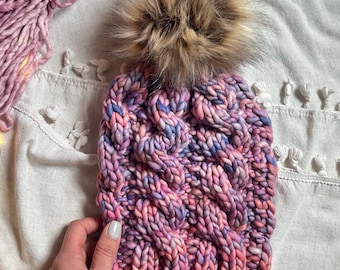 Rosa / Lila Zopfmuster Beanie Handgefertigte Damen Mütze mit Kunstpelz Pom [Slouchy Style]
