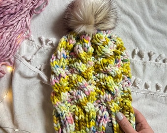 Grün / Pink Zopfmuster Beanie Handgefertigte Damen Mütze mit Kunstpelz Pom [Slouchy Style]