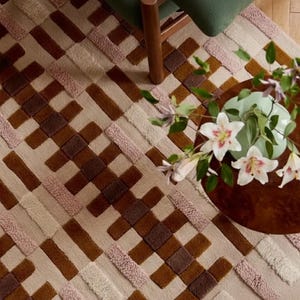 ハンドタフテッドのピンクとブラウンのグリッド：スカラップホライゾンの超高級モダンラグ。