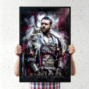 Könnte beinhalten: Ein gerahmtes Poster mit dem Porträt eines bärtigen Mannes in einer Rüstung im römischen Stil und einem Pelzumhang. Das Kunstwerk hat einen dunklen, strukturierten Hintergrund mit roten und weißen Akzenten. Der Text lautet WHAT WE DO IN LIFE, ECHOES IN ETERNITY, GLADIATOR.