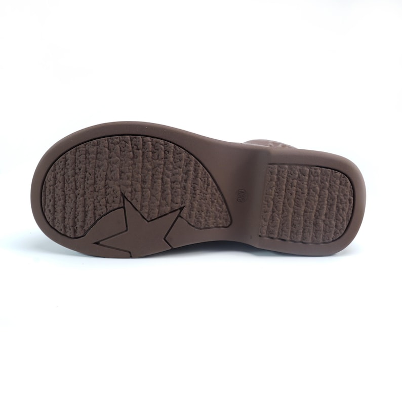 Puede incluir: Suela de zapato marr&oacute;n con dise&ntilde;o de estrella y banda de rodadura texturizada. La suela est&aacute; hecha de un material duradero y tiene un tac&oacute;n. El zapato est&aacute; dise&ntilde;ado para la comodidad y el soporte.