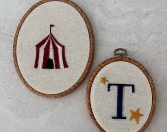 "Filzes Zirkuszelt ""Zirkuszelt"" : Handgemachtes Retro Vintage Kinderzimmer Dekor, Erbstück-Andenken, Babyparty, personalisiert."