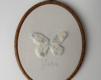 Handgestickter und gefilzter Schmetterling - Wanddekoration, personalisiertes Geschenk zur Geburt, Babyparty Geschenk