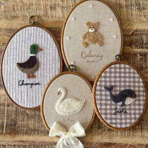 Aangepaste naaldvilten geborduurd portret: handgemaakt kinderkamerdecor, erfstuk aandenken, babyshower, gepersonaliseerd