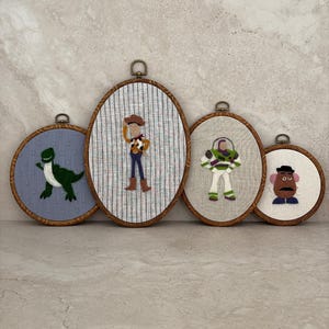 Decoración de pared infantil hecha a mano con fieltro de aguja inspirada en Toy Story: decoración para la habitación del bebé, recuerdo familiar, baby shower, personalizado, bordado.