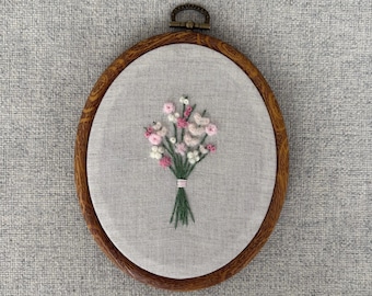 Gestickter Filzblumenstrauß - Wandkunst: Handgemachte Wandkunst, Erbstück-Andenken, Kinderzimmerdeko, Babypartygeschenk, anpassbar