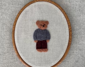 Gefilzter Teddybär in Pullover Stickerei Wandkunst: Handgemachtes und personalisiertes Kinderzimmer Dekor