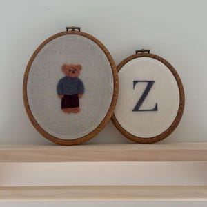Tovad vintage nallebjörn och initialer väggkonst: Handgjord barnrumsdekoration, arvsminne, babyshower, personlig