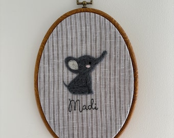Gefilzte Baby Elefant Wandkunst: Handgemachte Kinderzimmer Dekoration, Erbstück Andenken, Baby Party, Personalisiert, Gestickter Name