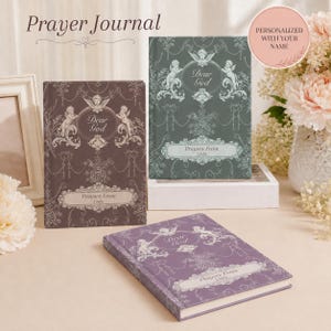 Könnte beinhalten: Drei dekorative Gebetbücher mit aufwendigen Designs. Die Journale sind in Braun-, Grün- und Lilatönen gehalten. Jedes Journal trägt den Text "Dear God" und "Prayers From Linda". Der obere Teil des Bildes lautet "Prayer Journal".