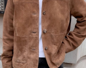 Kurze braune Wildleder Overshirt Jacke für Damen - Minimalistische Knopfleiste vorne, Vintage-Stil