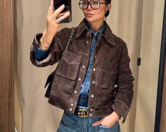 Kurze braune Wildleder-Shirt-Jacke für Frauen - Schaffell-Shacket, minimalistischer übergroßer Stil