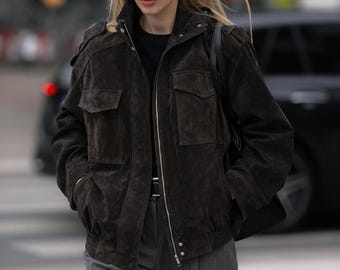 Braune Wildleder Bomberjacke für Damen - Oversized Vintage 90er Jahre Echtleder Jacke Baggy Streetwear Accessoire Tasche Handgefertigter Mantel