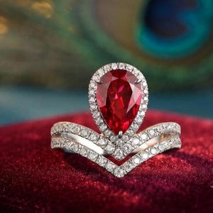 Päronrubinring med pavéhalo, dubbel chevronring, löftering i sterlingsilver