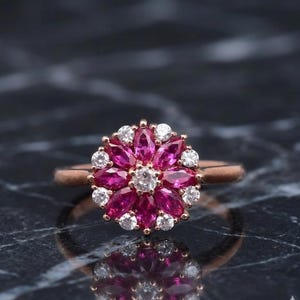 Anel com Rubi Lapidado em Marquise em Formato de Flor, Prata de Lei 925 com Detalhes em Ouro Rosa - Um Anel Marcante com Design Floral - Um Presente de Noivado Exclusivo para Ela
