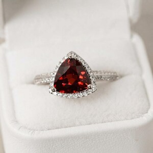 Anello di fidanzamento con granato rosso taglio trilione, anello con alone in stile vintage, anello di promessa in argento sterling, gioiello con pietra portafortuna di gennaio, regalo per lei.