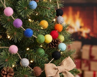 Handgefertigte Wollfilz Pompons 3 cm | Weihnachtsdekoration | 30 farbige Pom Poms für DIY Girlande | Bastelbedarf | Set von 3 Filz Pom-Poms