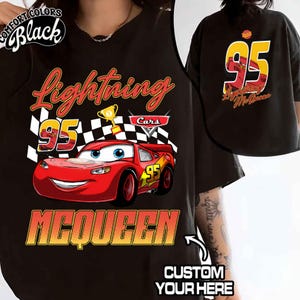 Może przedstawiać: Czarny t-shirt z grafiką Zygzaka McQueena z filmu Auta. Projekt zawiera numer 95, szachownicę oraz napisy "Lightning McQueen" i "Cars". Tył koszulki r&oacute;wnież wyświetla numer 95.