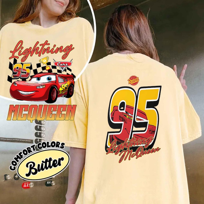 Może przedstawiać: Mała ż&oacute;łta koszulka z Lightning McQueen z filmu Auta. Grafika z przodu zawiera tekst "Lightning 95 McQueen" z samochodem wyścigowym i szachownicą. Tył koszulki ma duży napis "95" z Lightning McQueen i tekstem "Lightning McQueen".
