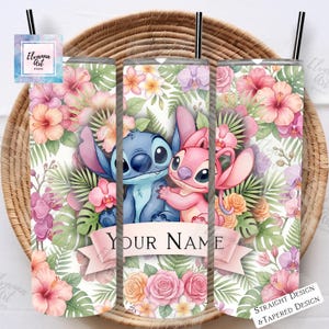 Może przedstawiać: Kubki z kwiatowym wzorem przedstawiającym postacie Stitcha i Angel. Projekt zawiera r&oacute;żowe i czerwone kwiaty hibiskusa, storczyki i r&oacute;że. Na banerze widnieje napis "YOUR NAME". Kubki mają czarne słomki.