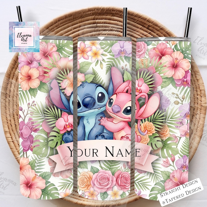 Może przedstawiać: Kubki z kwiatowym wzorem przedstawiającym postacie Stitcha i Angel. Projekt zawiera r&oacute;żowe i czerwone kwiaty hibiskusa, storczyki i r&oacute;że. Na banerze widnieje napis "YOUR NAME". Kubki mają czarne słomki.