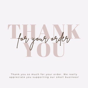 K&ouml;nnte beinhalten: Eine digitale Grafik in zartem Rosa mit den Worten "THANK YOU" in einem ged&auml;mpften Farbton, mit "for your order" in handschriftlicher Schrift. Die Nachricht "Thank you so much for your order. We really appreciate you supporting our small business!" ist ebenfalls enthalten.