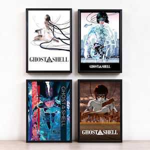 以下が含まれることがあります： 「攻殻機動隊」のアートワークが特徴の4つの額入りポスター。各ポスターは黒いフレームで、それぞれ異なるアニメスタイルのイラストが描かれています。「Ghost in the Shell」のタイトルが各ポスターに白で印刷されています。