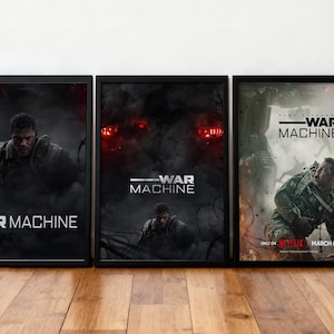 Puede incluir: Una taza de cerámica blanca con un asa negra y el texto "But First, Coffee" en un estilo manuscrito. La taza está sobre una superficie blanca. La taza mide aproximadamente 10 cm de alto.