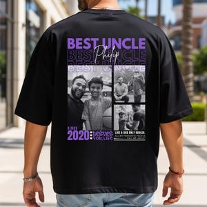 Könnte beinhalten: Schwarzes T-Shirt mit dem Text "BEST UNCLE" in Lila und Weiß. Das Shirt zeigt eine Collage aus Schwarz-Weiß-Fotos und den Text "SINCE 2020" und "BESTIES FOR LIFE".