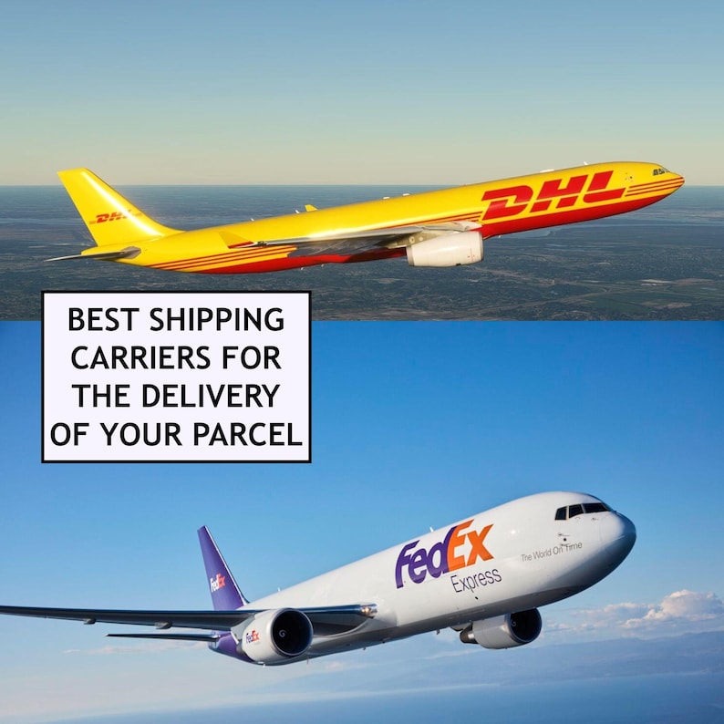 Op de afbeelding: Een gesplitste afbeelding met een DHL-vrachtvliegtuig en een FedEx Express-vliegtuig in de lucht tegen een blauwe lucht. Tekst in een witte doos luidt: "BESTE VERZENDERS VOOR DE BEZORGING VAN UW PAKKET."