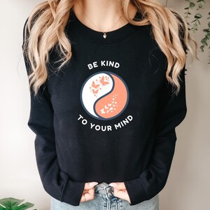 Statement Pullover „Be kind to your mind“ | Oversized Sweatshirt Frauen | Geschenk Freundin | Selfcare Shirt | Schwarz