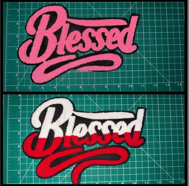 Puede incluir: Dos parches bordados con la palabra "Blessed". El parche superior es rosa con ribete negro, y el parche inferior es blanco con ribete rojo y negro. Los parches est&aacute;n sobre un fondo de cuadr&iacute;cula verde.