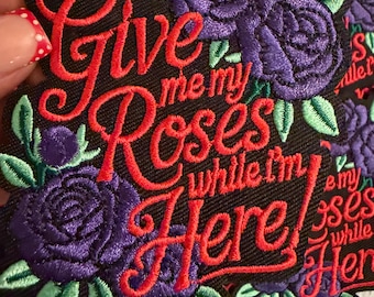 Écusson thermocollant brodé « Violet et rouge, donnez-moi mes roses pendant que je suis là »
