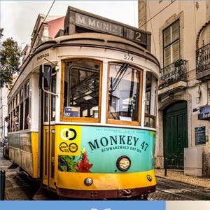 Puede incluir: Un tranv&iacute;a amarillo y blanco vintage con el texto "Coloring Lisbon" en la parte superior. El tranv&iacute;a tiene el texto "Monkey 47 Schwarzwald Dry Gin" en la parte delantera. La imagen tambi&eacute;n incluye el texto "NELIAS Editorial Boutique" y "The Pocket Travel".