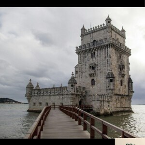 Puede incluir: Una fortaleza de piedra en el agua con una pasarela de madera que conduce a ella. El cielo est&aacute; nublado. El texto en la parte superior dice "Lisboa de bolso" y "Tudo o que voc&ecirc; precisa ver em 3 dias!". Un logotipo de "NELIAS Editorial Boutique" est&aacute; en la parte inferior.